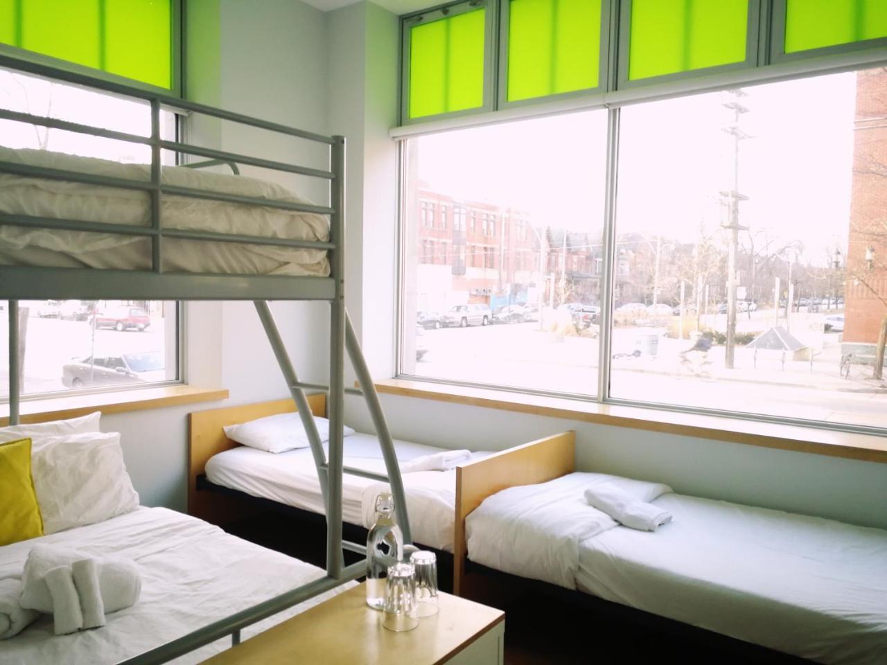 Planet Traveler Hostel Toronto Luaran gambar