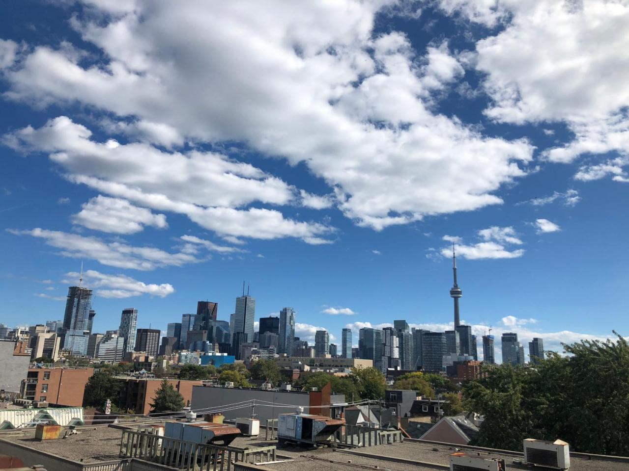 Planet Traveler Hostel Toronto Skyline gambar